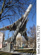 Ейск, памятник авиаторам училища 1918-1988 гг. Истребитель-бомбардировщик Су-17 (2015 год). Редакционное фото, фотограф A Челмодеев / Фотобанк Лори