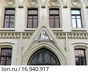 Барельеф на фасаде старого здания. Нащокинский переулок, Москва. Редакционное фото, фотограф Vladimir Sviridenko / Фотобанк Лори