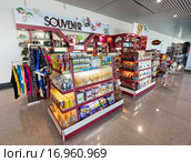 Souvenir shop at Ho Chi Minh City international airport, Vietnam (2015 год). Редакционное фото, фотограф Александр Подшивалов / Фотобанк Лори
