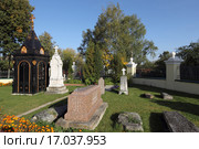 Захоронения на территории церкви Зачатия Анны, город Чехов, Московская область (2015 год). Стоковое фото, фотограф Дмитрий Неумоин / Фотобанк Лори