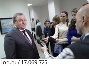 Глава города Евгений Иванович Жирков  в Балашихинской Картинной галерее, даёт интервью местному телеканалу (2015 год). Редакционное фото, фотограф Дмитрий Неумоин / Фотобанк Лори