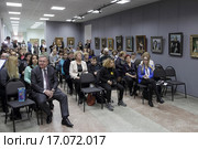 Глава города Евгений Жирков на первом ряду слева в Балашихинской Картинной галерее (2015 год). Редакционное фото, фотограф Дмитрий Неумоин / Фотобанк Лори