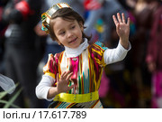 Таджикская девочка танцует на празднике в городе Худжанд, Согдийская область, Республика Таджикистан (2015 год). Редакционное фото, фотограф Николай Винокуров / Фотобанк Лори