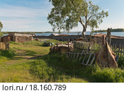 Россия; Архангельская область, Белое море, Большой Соловецкий остров, Соловецкий монастырь. Двор жилого дома жителей острова. (2015 год). Редакционное фото, фотограф Александр Циликин / Фотобанк Лори