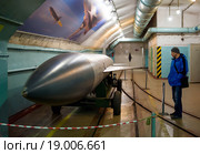 Посетители у макета ракеты, Объект 820 РТБ: локальная зона ядерного арсенала, Балаклавский подземный музейный комплекс, Крым (2015 год). Редакционное фото, фотограф Вячеслав Палес / Фотобанк Лори