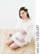 happy pregnant women sitting on the floor. Стоковое фото, фотограф Майя Крученкова / Фотобанк Лори