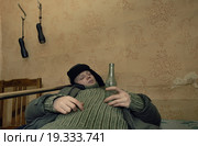 Алкоголик с пустой водочной бутылкой в руках. Стоковое фото, фотограф Михаил Михин / Фотобанк Лори