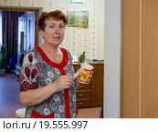 Пожилая женщина подкрашивает дверные проемы (2015 год). Редакционное фото, фотограф Вячеслав Палес / Фотобанк Лори