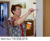 Пожилая женщина подкрашивает дверные проемы (2015 год). Редакционное фото, фотограф Вячеслав Палес / Фотобанк Лори