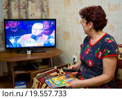 Пожилая женщина смотрит телевизор (2015 год). Редакционное фото, фотограф Вячеслав Палес / Фотобанк Лори