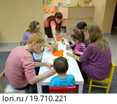 Дети делают самоделки вместе с родителями в студии творческого развития (2014 год). Редакционное фото, фотограф Ирина Борсученко / Фотобанк Лори