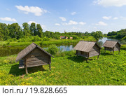Амбары на сваях на берегу реки Каменка. Музей деревянного зодчества. Город Суздаль (2015 год). Редакционное фото, фотограф Макаров Алексей / Фотобанк Лори