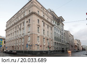 Москва, дом 28 на углу улиц Поварской и Малого Ржевского переулка (2015 год). Редакционное фото, фотограф Дмитрий Неумоин / Фотобанк Лори