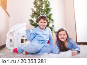 Двое детей играют в искусственный снег дома. Стоковое фото, фотограф Emelinna / Фотобанк Лори