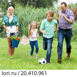 happy family playing the ball. Стоковое фото, фотограф Яков Филимонов / Фотобанк Лори
