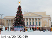 Новогодняя елка на площади перед театром драмы в Тюмени (2016 год). Редакционное фото, фотограф Землянникова Вероника / Фотобанк Лори