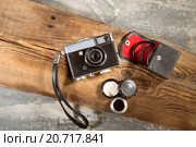 Ретро винтажная фотокамера на деревянном текстурном фоне. Стоковое фото, фотограф Казаковцев Никита / Фотобанк Лори