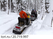 Люди едут на снегоходах по зимнему лесу. Стоковое фото, фотограф Ирина Толокновская / Фотобанк Лори