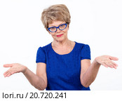 Пожилая женщина разводит руками в стороны с улыбкой на лице, белый фон. Стоковое фото, фотограф Кекяляйнен Андрей / Фотобанк Лори