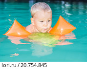 Мальчик плавает в бассейне в надувных нарукавниках. Стоковое фото, фотограф Ольга Хорошунова / Фотобанк Лори