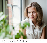 Портрет красивой юной девушки возле окна. Стоковое фото, фотограф Игорь Низов / Фотобанк Лори