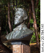 Бюст писателя, дом-музей А.П. Чехова, город Ялта, Крым (2015 год). Редакционное фото, фотограф Вячеслав Палес / Фотобанк Лори