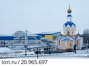Белгород. Вид на храм Архангела Гавриила и Вантовый пешеходный мост (2016 год). Редакционное фото, фотограф Литвяк Игорь / Фотобанк Лори