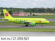 Самолет компании S7 Siberia Airlines Airbus A319 (VP-BHP) на рулежной дорожке. Пулково, Санкт-Петербург (2015 год). Редакционное фото, фотограф Виктор Карасев / Фотобанк Лори