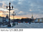 Старые фонари на Дворцовой площади, Санкт-Петербург (2015 год). Редакционное фото, фотограф Максим Мицун / Фотобанк Лори