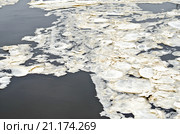 Грязный раздробленный лед в темной воде. Стоковое фото, фотограф Резеда Костылева / Фотобанк Лори