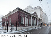 Москва, перспектива Сытинского переулка с деревянной усадьбой (2016 год). Редакционное фото, фотограф Дмитрий Неумоин / Фотобанк Лори