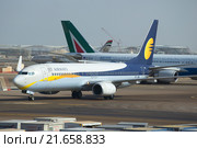 Самолет Boeing 737 Next Gen (VT-JBK) авиакомпании Jet Airways на рулении. Аэропорт Абу-Даби (2015 год). Редакционное фото, фотограф Виктор Карасев / Фотобанк Лори