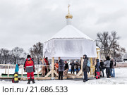 Крещение. Крещенская купель в Санкт-Петербурге. Люди окунаются в ледяную воду (2016 год). Редакционное фото, фотограф Галина Ермолаева / Фотобанк Лори