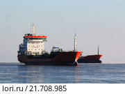 Танкеры на рейде замерзающего моря в ожидании погрузки. Стоковое фото, фотограф Василий Князев / Фотобанк Лори