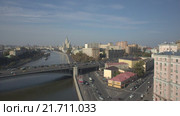Пролет вдоль Москвы-реки по Краснохолмской набережной к Садовому Кольцу. RAW. Стоковое видео, видеограф Евгений Ковалев / Фотобанк Лори