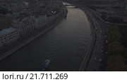Вид на Кремль и Москву-реку со стороны Большого Устьинского моста. Съемка с дрона. Стоковое видео, видеограф Евгений Ковалев / Фотобанк Лори