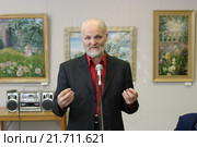 Прозаик Крупин Владимир Николаевич в Балашихинской картинной  галерее (2007 год). Редакционное фото, фотограф Дмитрий Неумоин / Фотобанк Лори