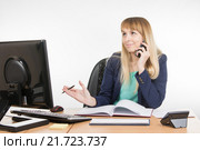 Деловая девушка выясняет нужную информацию разговаривая по телефону. Стоковое фото, фотограф Иванов Алексей / Фотобанк Лори