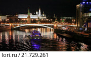 Ночная прогулка на яхте по Москве-реке с видом на Московский Кремль (2016 год). Стоковое видео, видеограф Яна Королёва / Фотобанк Лори