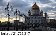 Вечерний вид на храм Христа Спасителя и Патриарший мост, Москва (2016 год). Стоковое видео, видеограф Яна Королёва / Фотобанк Лори