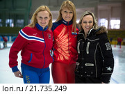 Знаменитые российские спортсменки Варвара Барышева, Светлана Журова  Мария Бутырская после показательных выступлений в ледовом дворце Крылатское на соревнованиях "Лед надежды нашей" во Всероссийский День зимних видов спорта, Москва (2016 год). Редакционное фото, фотограф Николай Винокуров / Фотобанк Лори