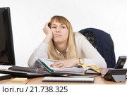 Офисная специалистка устала работать с документами и хочет домой пойти. Стоковое фото, фотограф Иванов Алексей / Фотобанк Лори