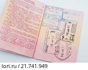 Раскрытая страница с печатими заграничного паспорта гражданина России (2016 год). Редакционное фото, фотограф Игорь Низов / Фотобанк Лори