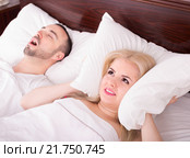 wife with husband snoring in sleep. Стоковое фото, фотограф Яков Филимонов / Фотобанк Лори