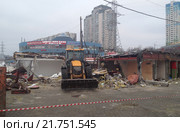Экскаватор сносит торговые палатки рядом с метро Чертановская. Москва (2016 год). Редакционное фото, фотограф E. O. / Фотобанк Лори