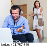 Woman suspecting spouse spending money. Стоковое фото, фотограф Яков Филимонов / Фотобанк Лори