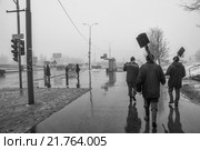 Рабочие-землекопы идут по улице в сырой туманный мартовский день (2008 год). Редакционное фото, фотограф Сайганов Александр / Фотобанк Лори
