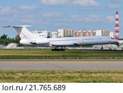 Ту-154М (бортовой RA-85777) авиакомпании UTair вылетает из Внукова (2011 год). Редакционное фото, фотограф Alexei Tavix / Фотобанк Лори
