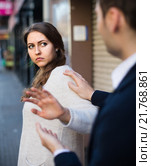 Boring male person accosting to female at crowded street. Редакционное фото, фотограф Яков Филимонов / Фотобанк Лори