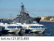 Два судна на подводных крыльях и БДК "Королев" на майской Неве. Санкт-Петербург (2015 год). Редакционное фото, фотограф Виктор Карасев / Фотобанк Лори